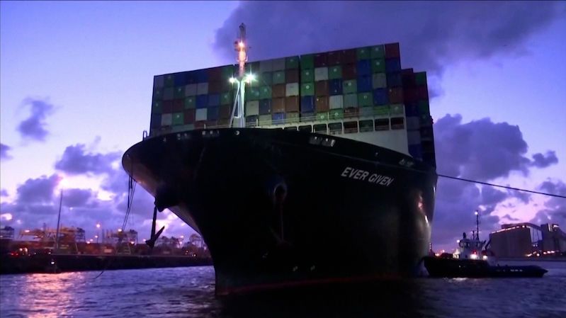 Loď, která blokovala Suezský průplav, dorazila po čtvrt roce do cíle